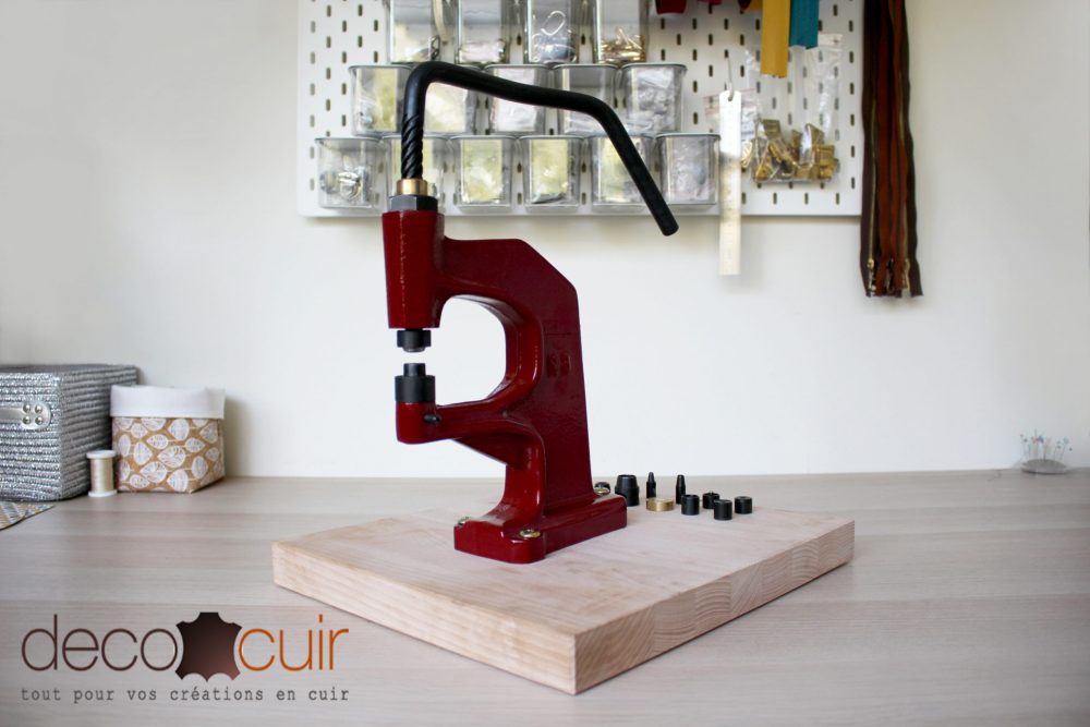 poser des rivets, pressions et oeillets avec une presse d'établi